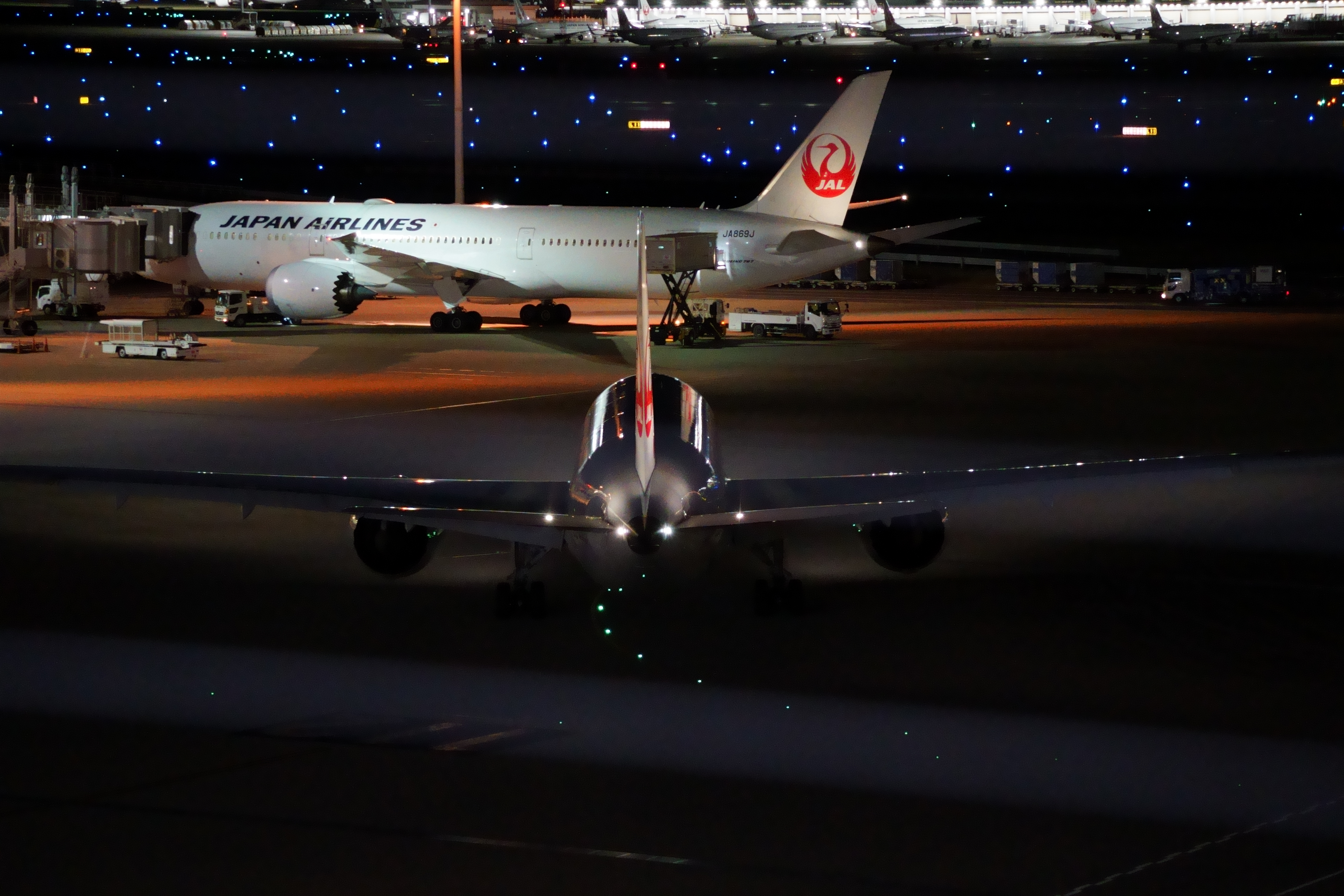 滑走路に佇む航空機
