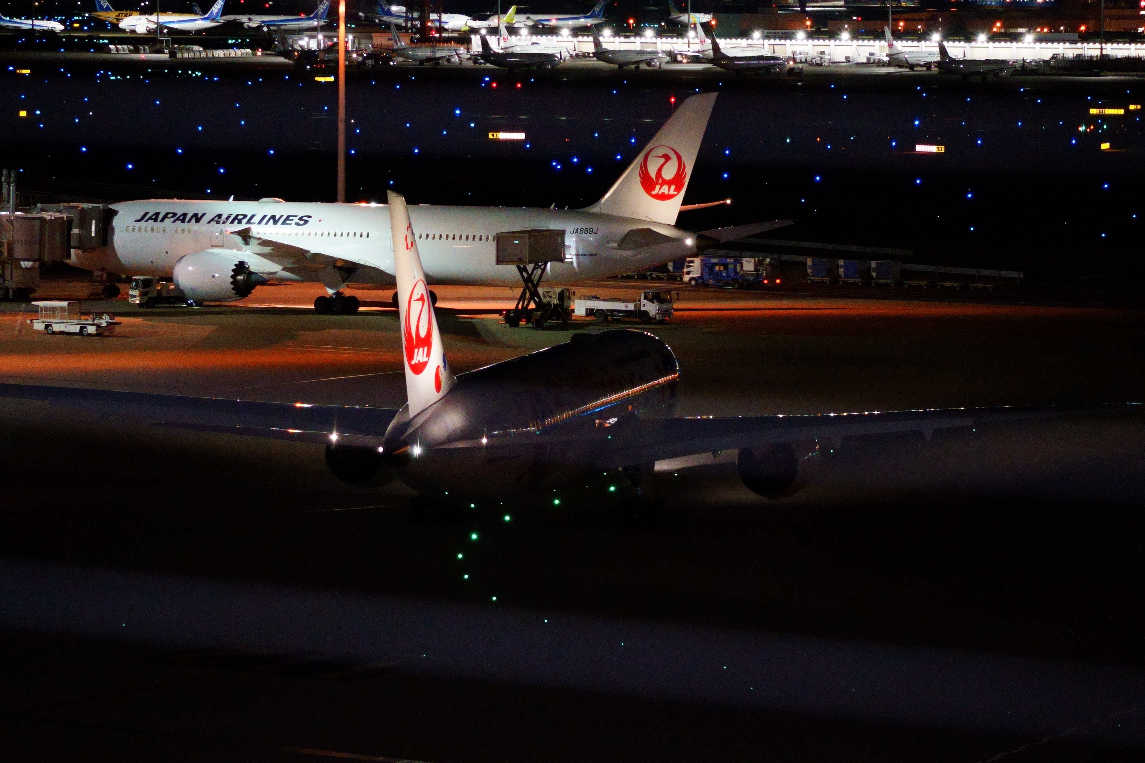 誘導路を行く航空機