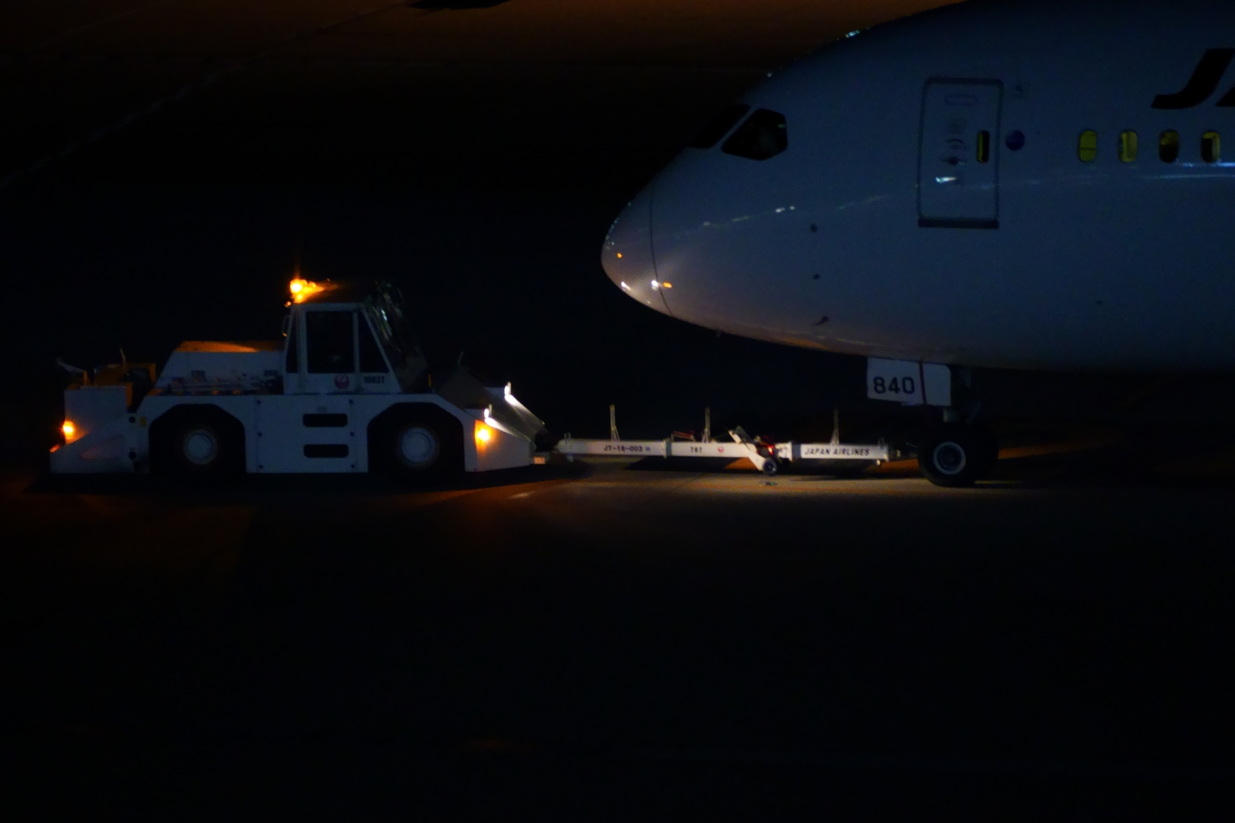 トーイングカーと航空機